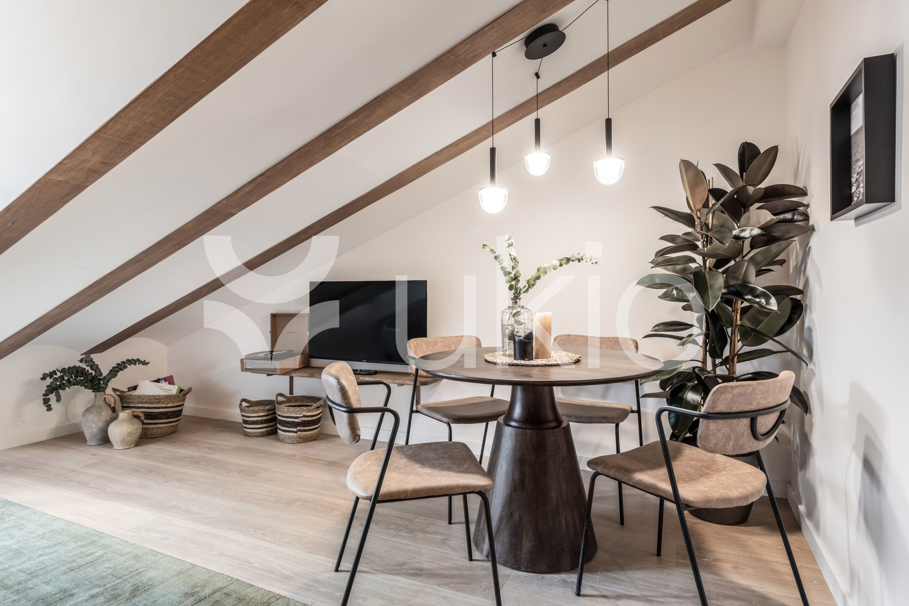 Menjador de Apartament de lloguer en  Madrid Capital amb Aire condicionat, Calefacció i Moblat