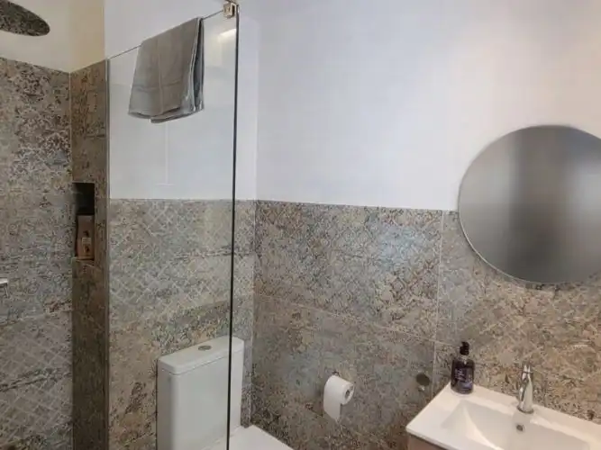 Badezimmer von Wohnung zur Miete in Valencia mit Klimaanlage, Heizung und Möbliert