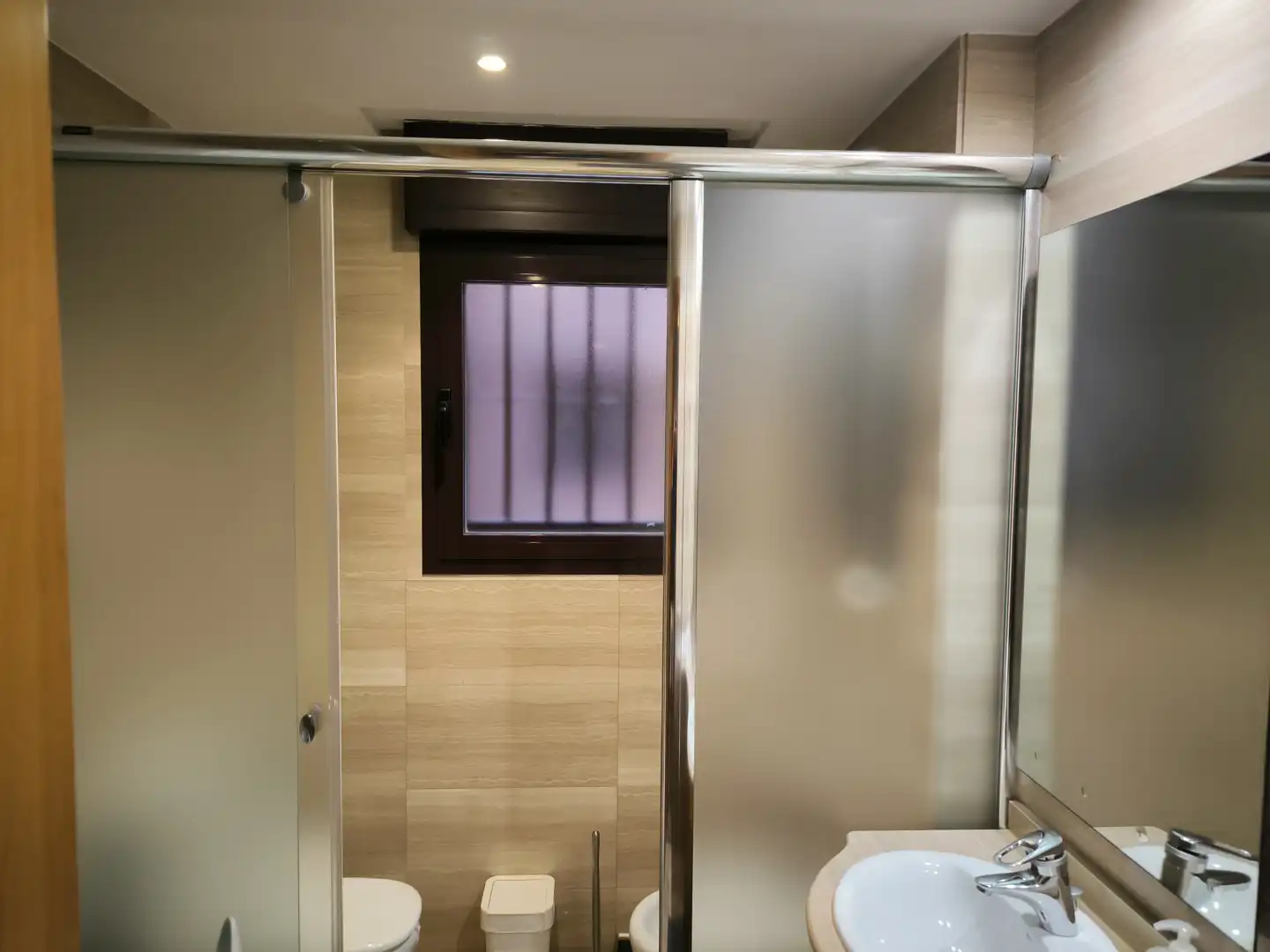 Bathroom of Flat for rent in Madrid  with Air Conditioner, Heating and Private garden