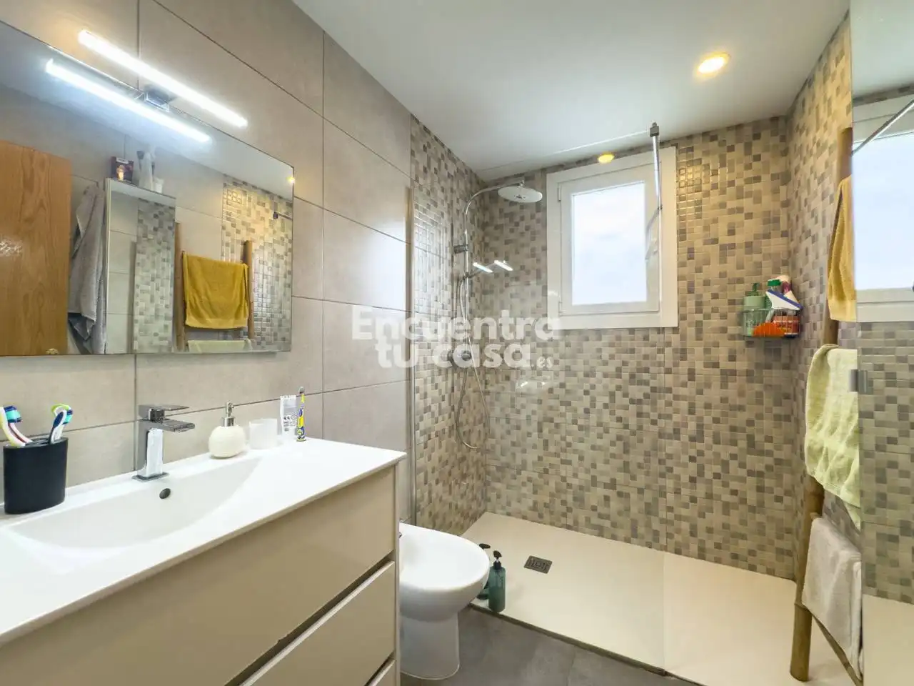 Badezimmer von Haus oder Chalet zum Verkauf in Hendaye mit Heizung, Privatgarten und Terrasse