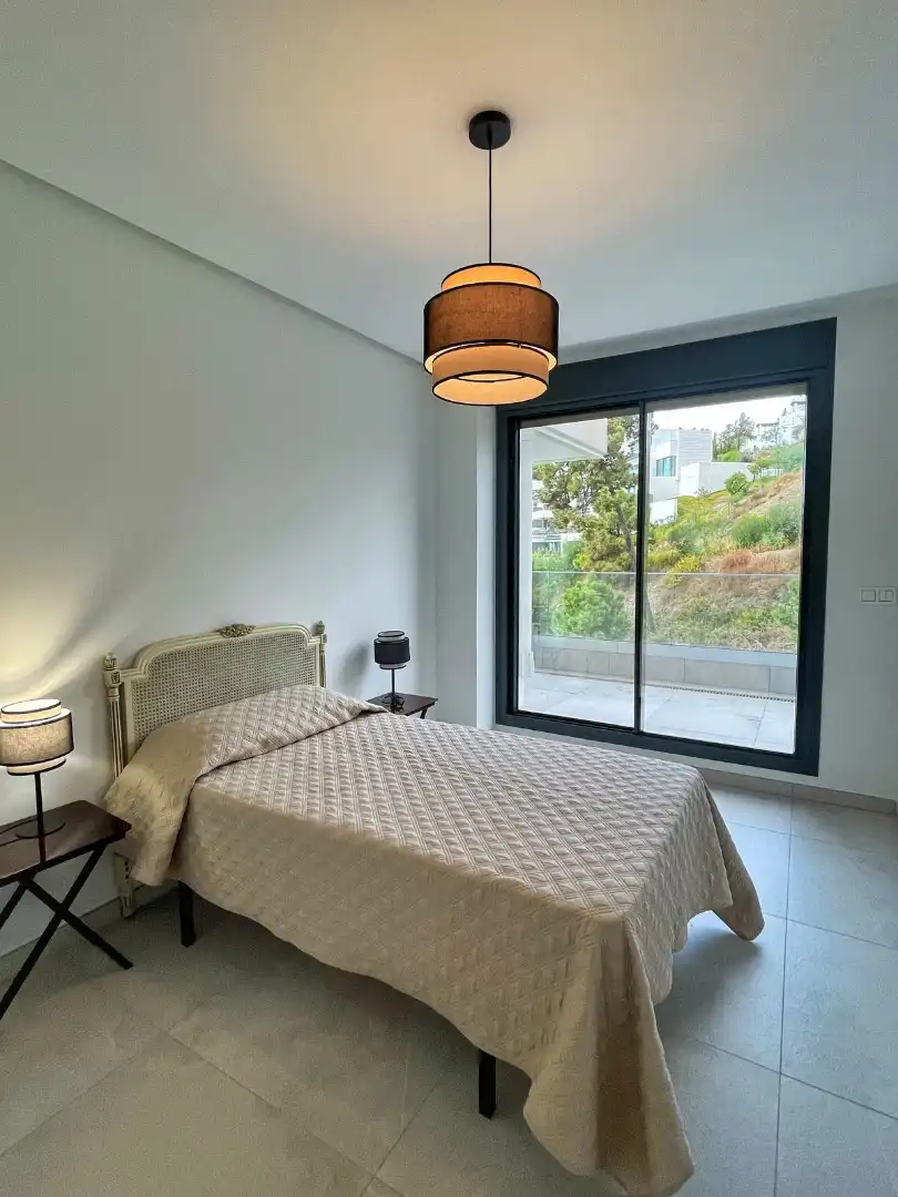 Schlafzimmer von Wohnung zur Miete in Benahavís mit Klimaanlage, Terrasse und Möbliert