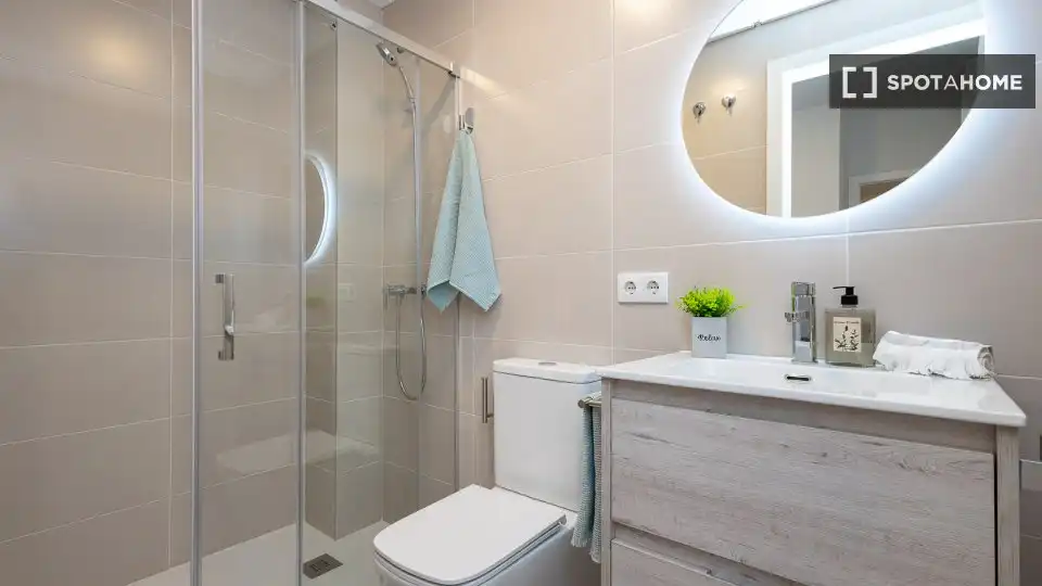Baño de Piso de alquiler en Valencia con Aire acondicionado, Calefacción y Amueblado