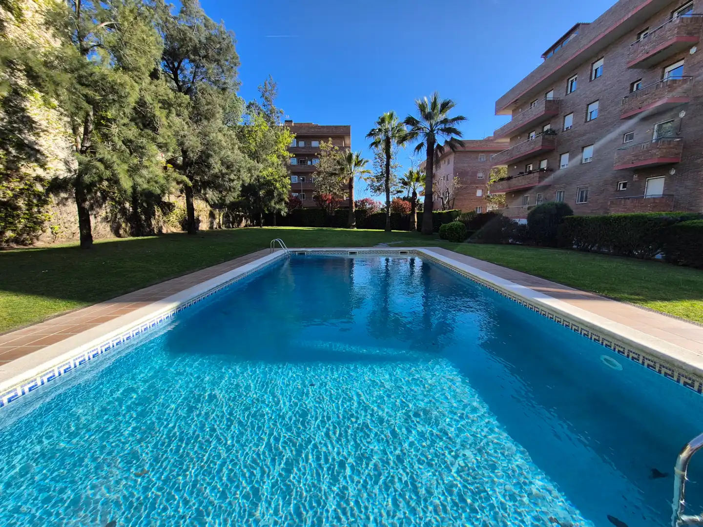 Schwimmbecken von Wohnung zum Verkauf in Rubí mit Klimaanlage, Parkett und Terrasse