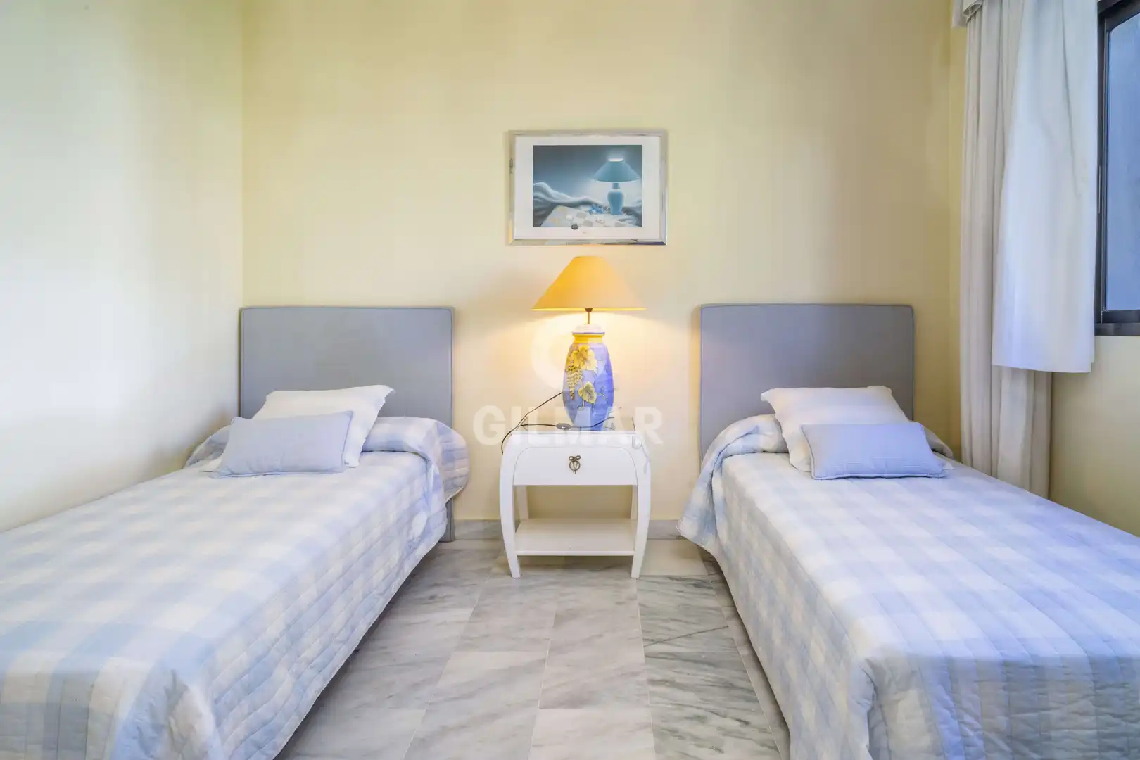 Schlafzimmer von Einfamilien-Reihenhaus zum Verkauf in Marbella mit Heizung, Privatgarten und Schwimmbad