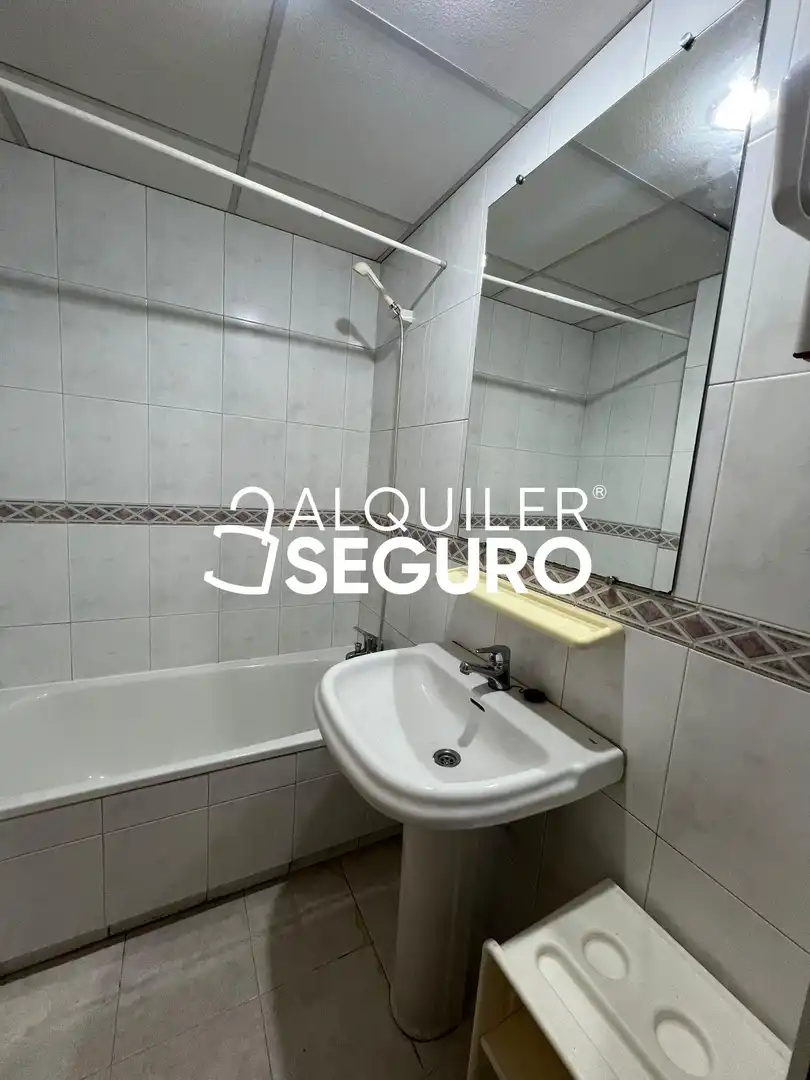 Baño de Piso de alquiler en Madrid con Aire acondicionado
