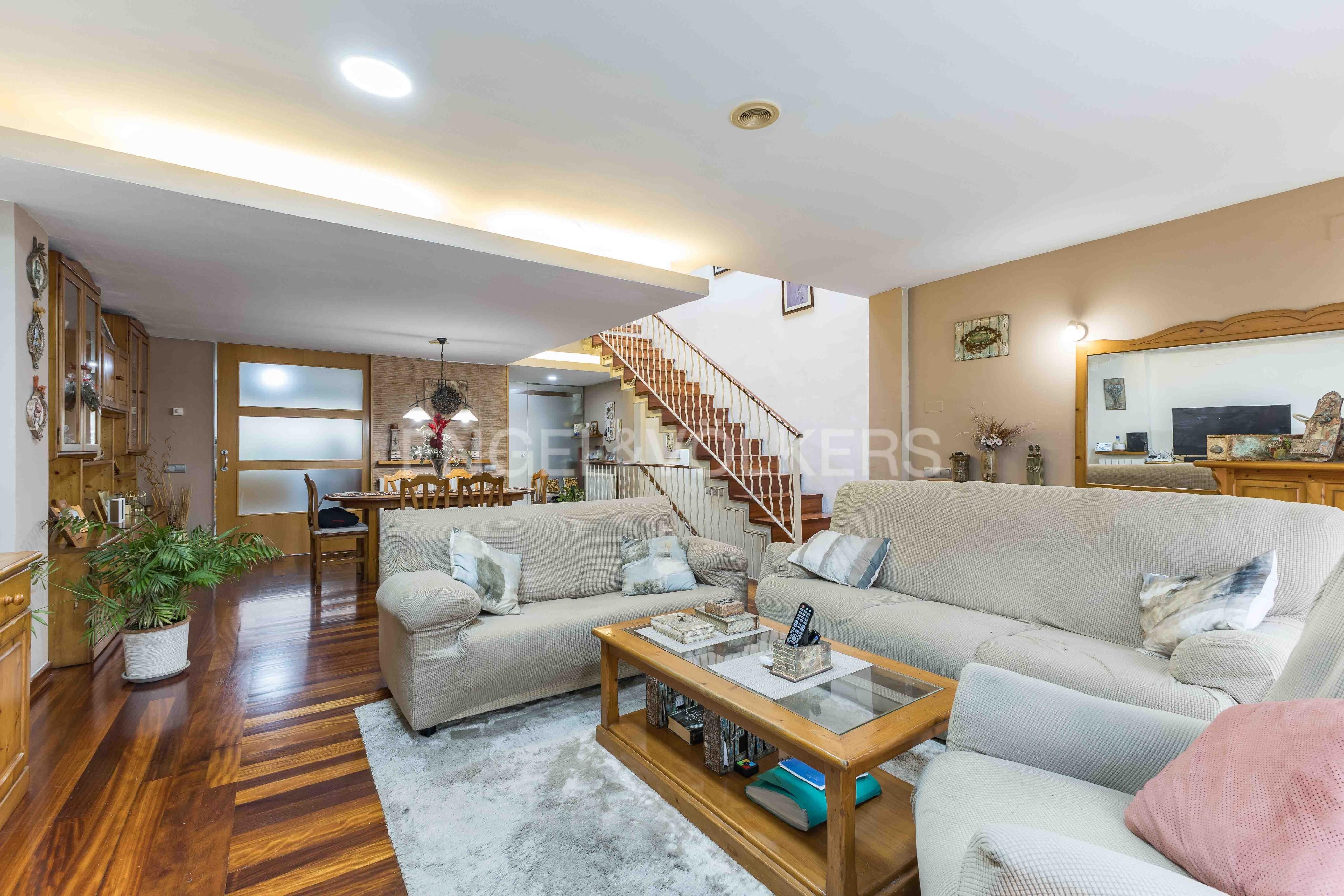 Sala d'estar de Casa o xalet en venda en Gavà amb Calefacció, Jardí privat i Parquet
