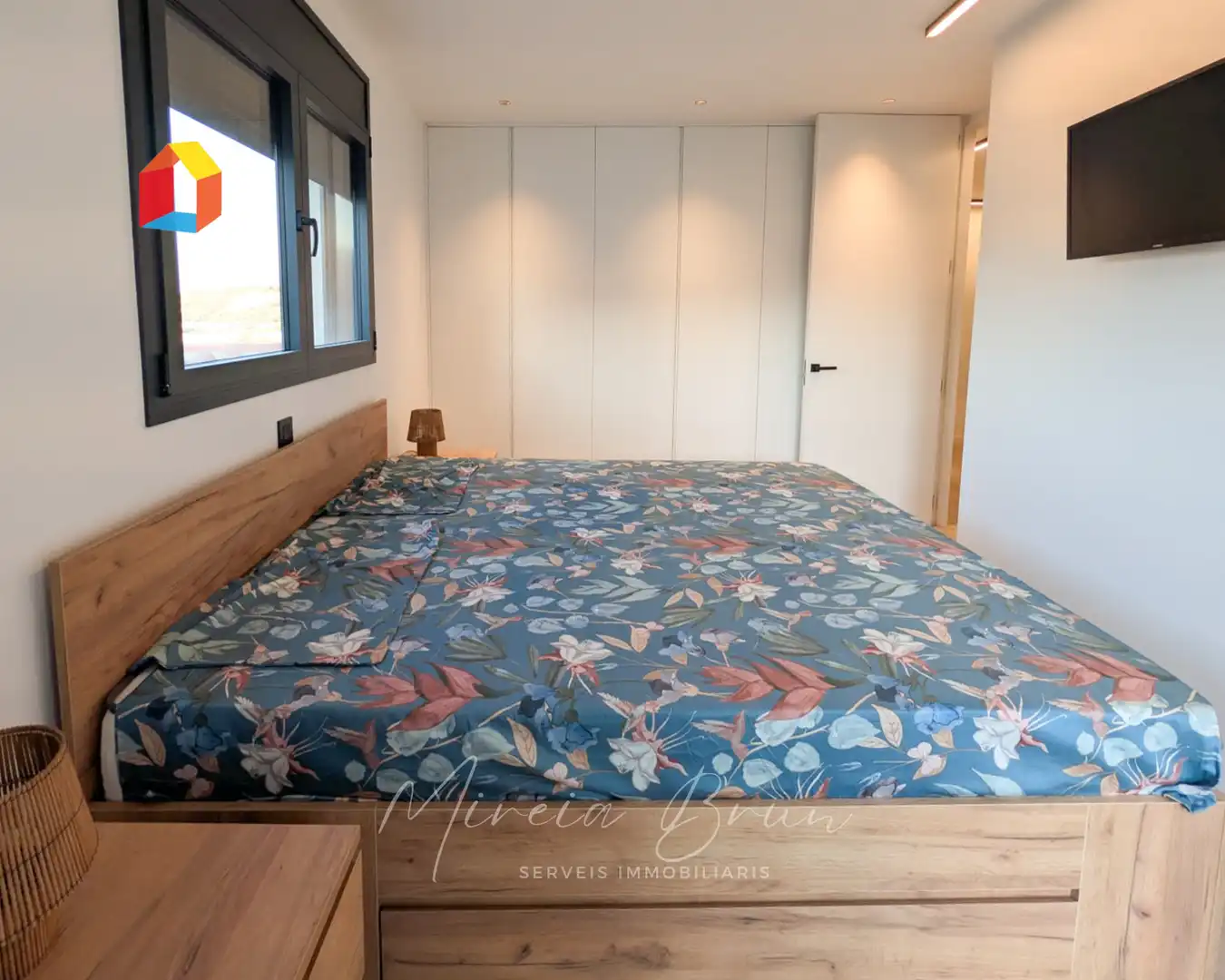 Schlafzimmer von Dachboden zur Miete in Tona mit Heizung