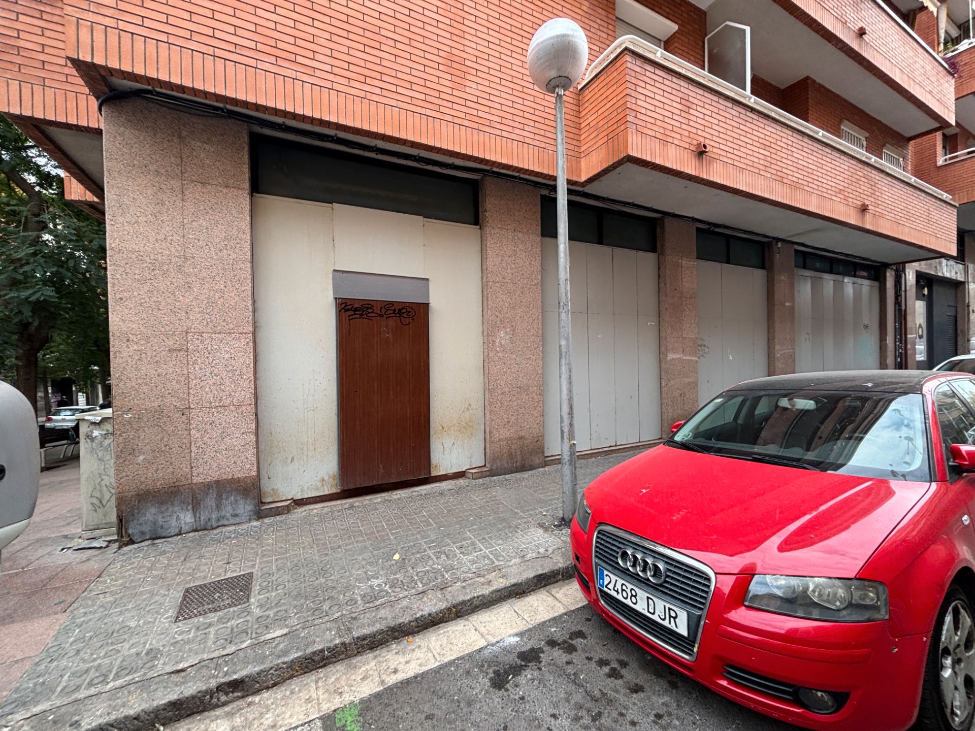 Vista exterior de Local en venda en  Barcelona Capital