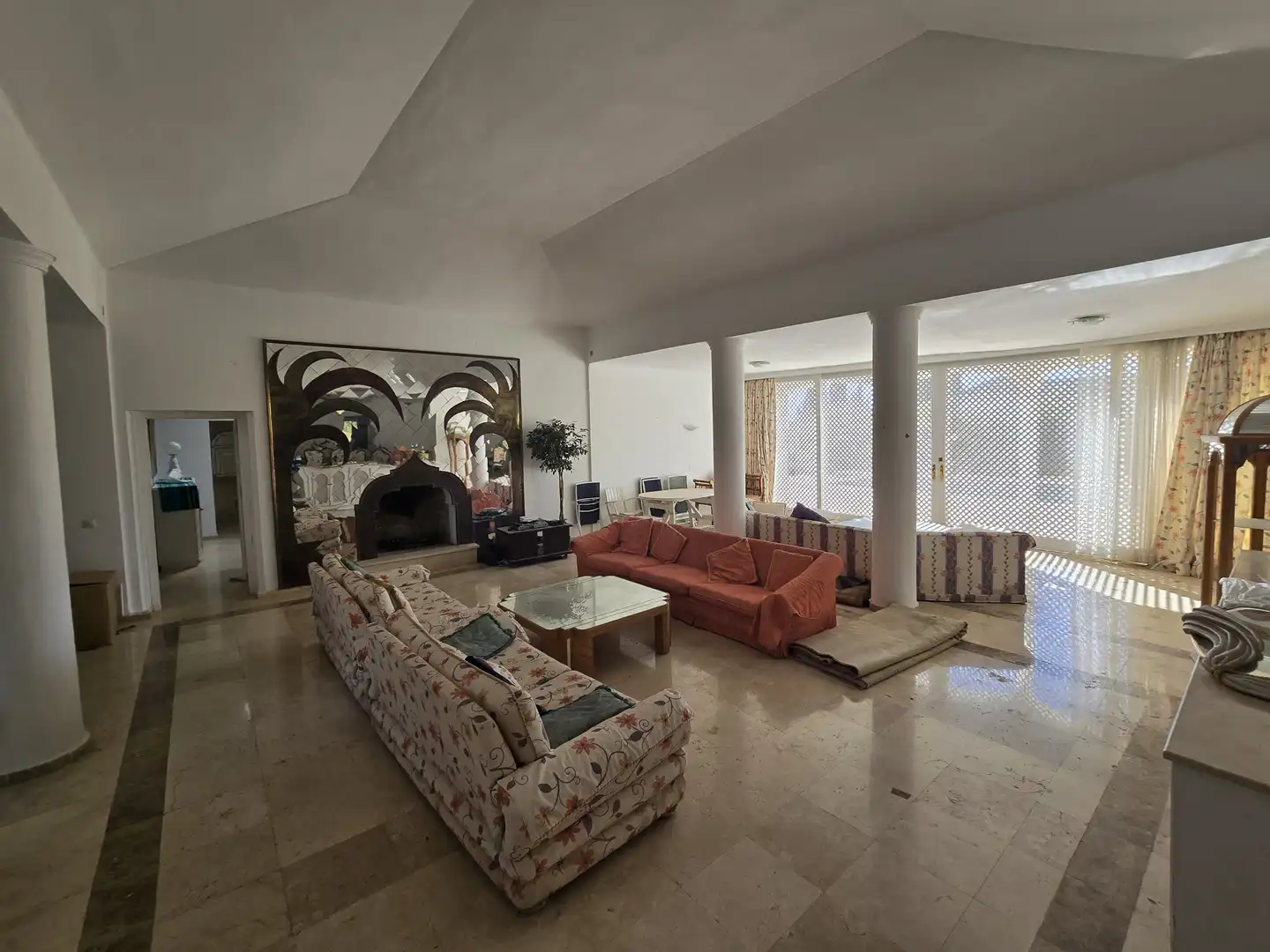 Sala d'estar de Casa o xalet en venda en Marbella amb Calefacció, Jardí privat i Terrassa