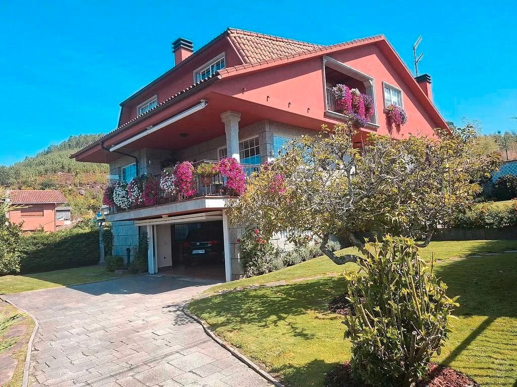 Vista exterior de Casa o xalet en venda en O Porriño   amb Calefacció, Jardí privat i Parquet