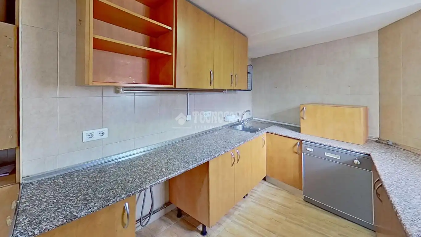 Cuina de Pis en venda en Sallent amb Parquet, Terrassa i Balcó