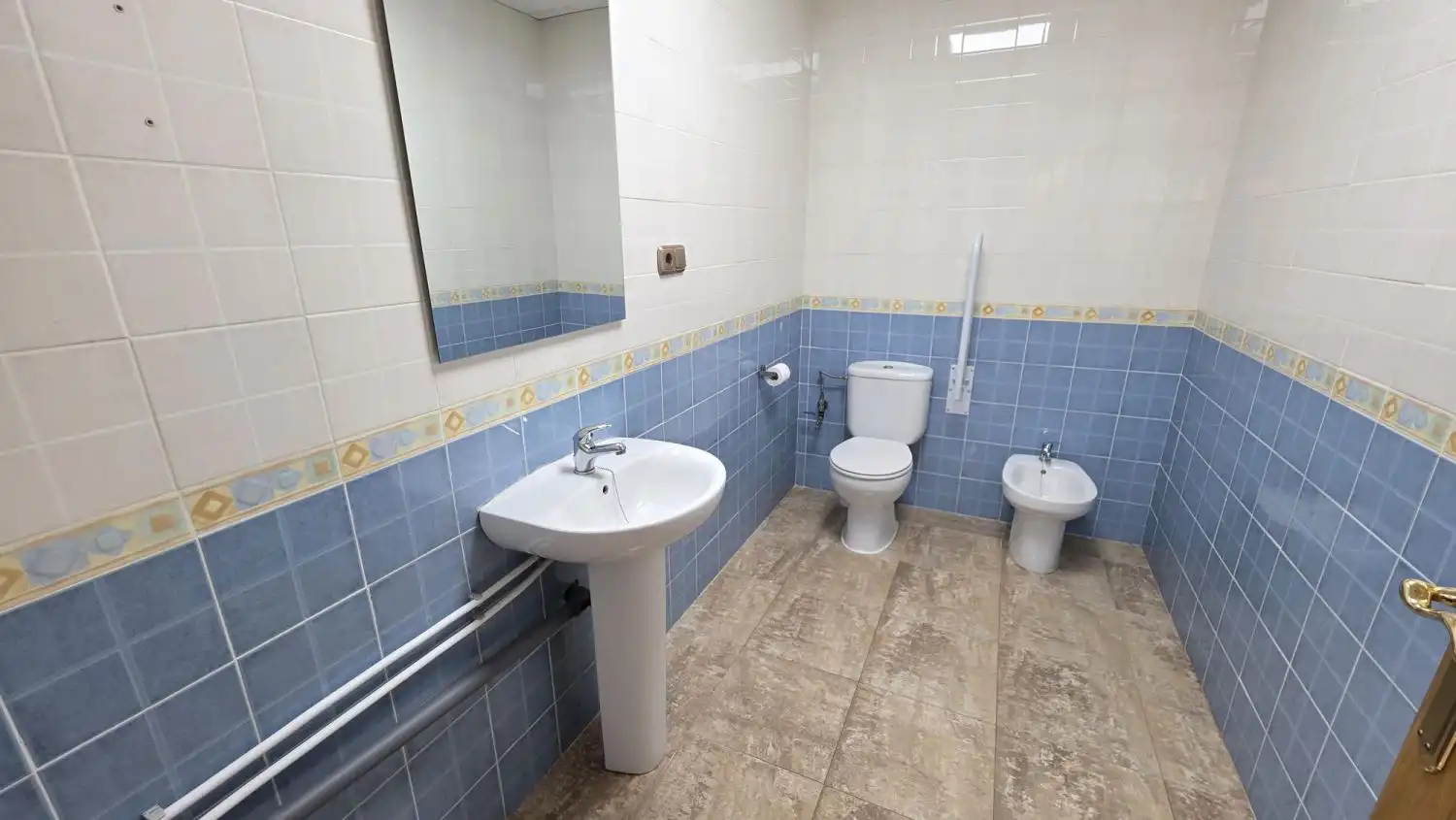 Baño de Local de alquiler en Las Gabias con Aire acondicionado