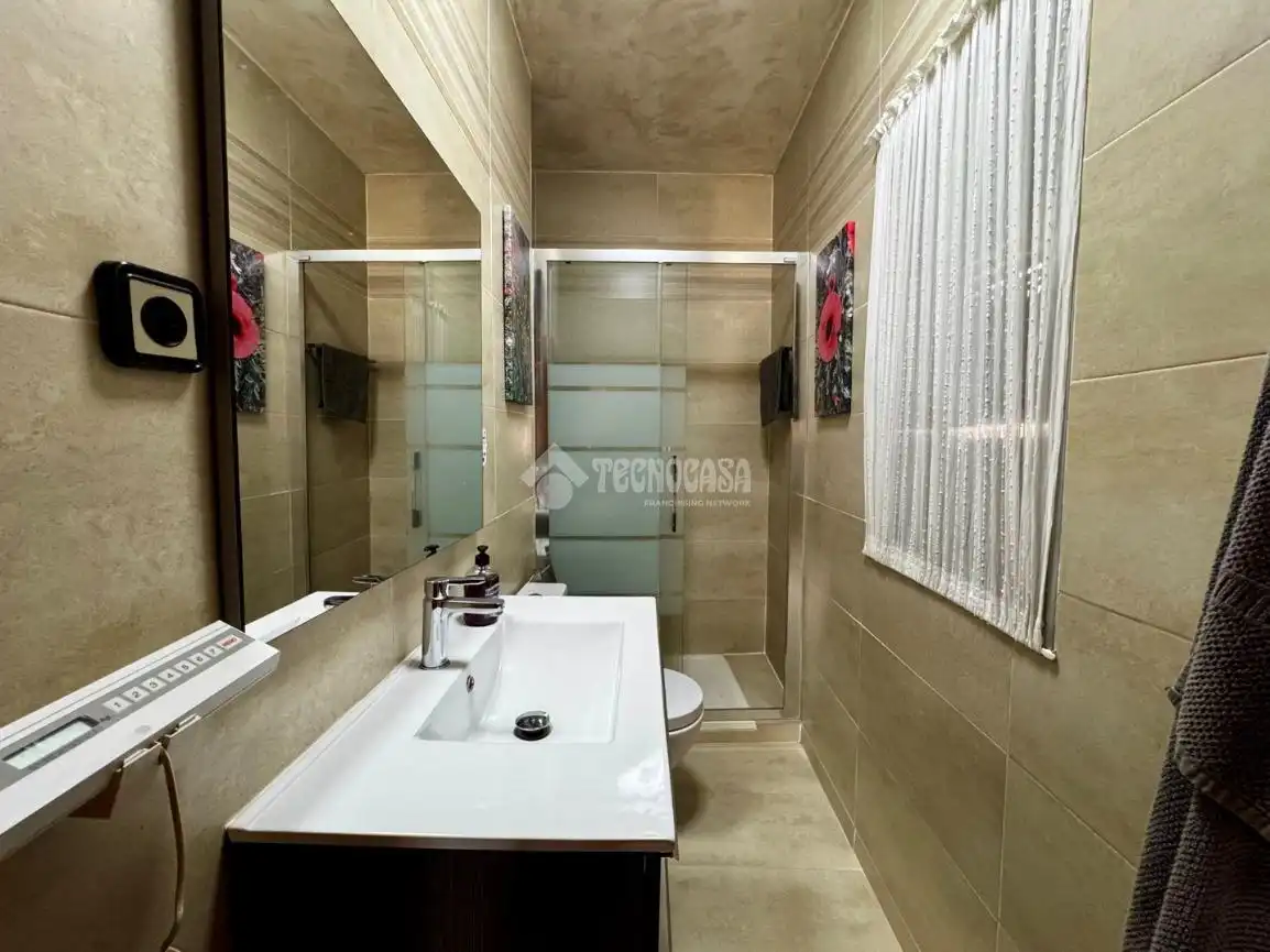 Baño de Casa adosada en venta en Pedrezuela con Aire acondicionado, Calefacción y Jardín privado
