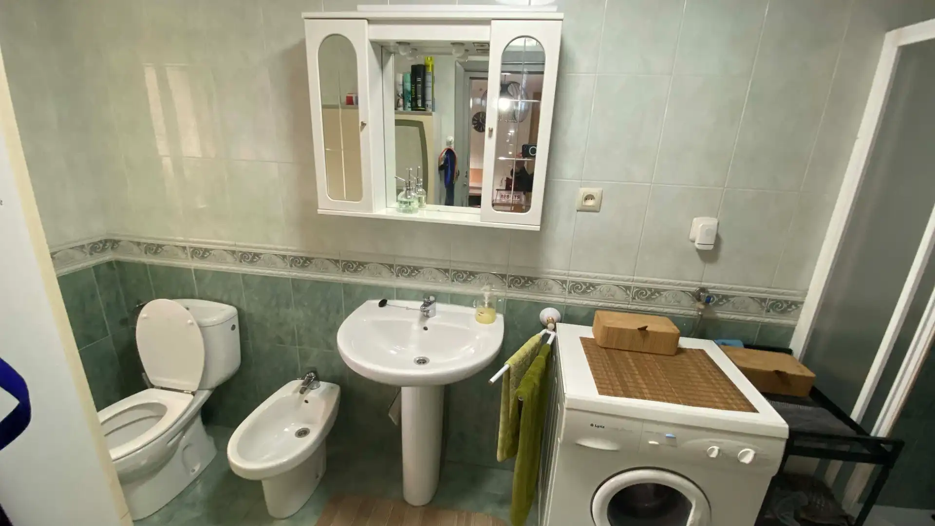 Badezimmer von Einfamilien-Reihenhaus zum Verkauf in San Martín del Rey Aurelio mit Privatgarten, Terrasse und Möbliert