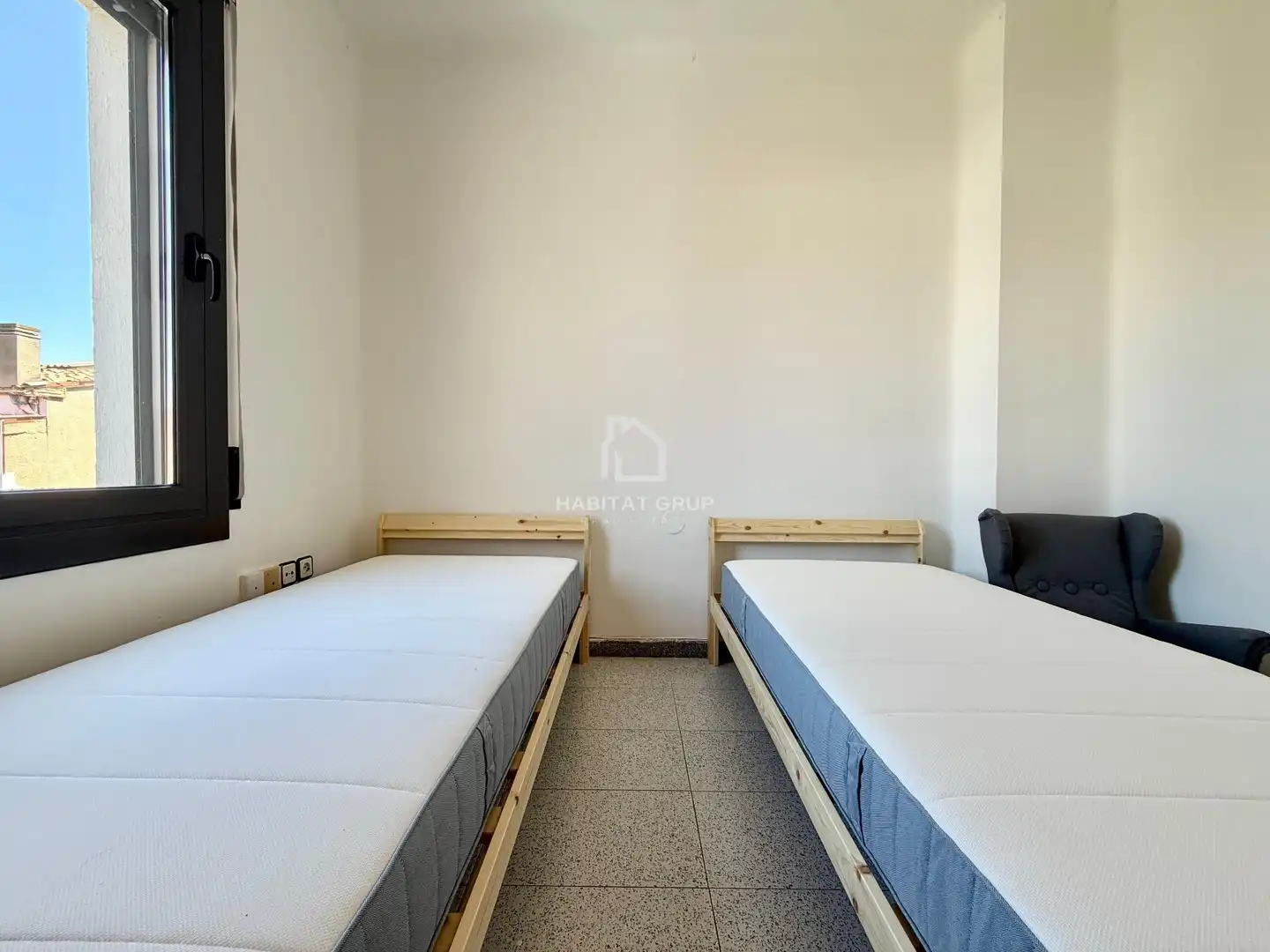 Habitación de Casa adosada en venta en Manlleu con Calefacción, Jardín privado y Terraza