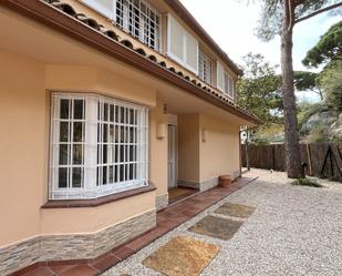 Vista exterior de Casa o xalet de lloguer en Sant Andreu de Llavaneres amb Calefacció, Jardí privat i Terrassa