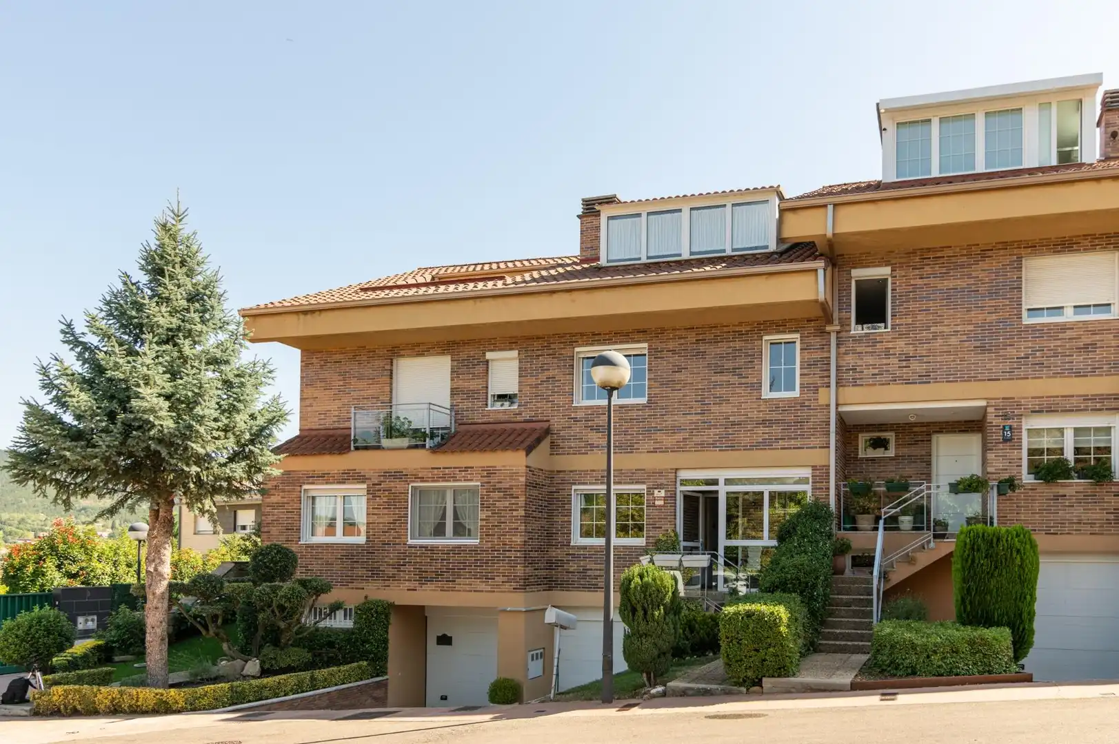 Vista exterior de Casa adosada en venda en Valle de Egüés / Eguesibar amb Calefacció, Parquet i Terrassa