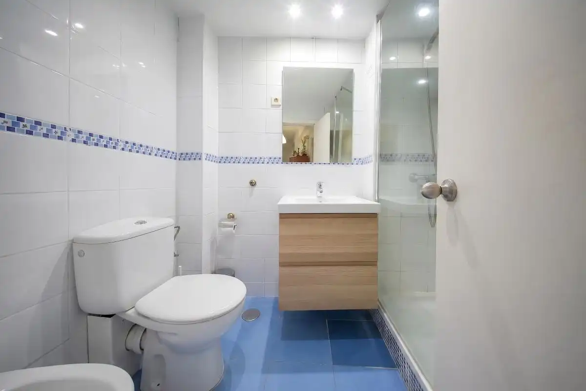 Bathroom of Flat for sale in Madrid  with Air Conditioner, Heating and Terrace