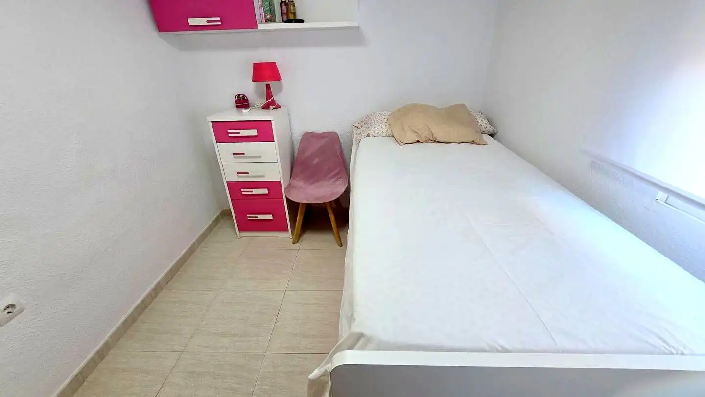 Habitación de Apartamento de alquiler en Gandia con Aire acondicionado, Terraza y Piscina comunitaria