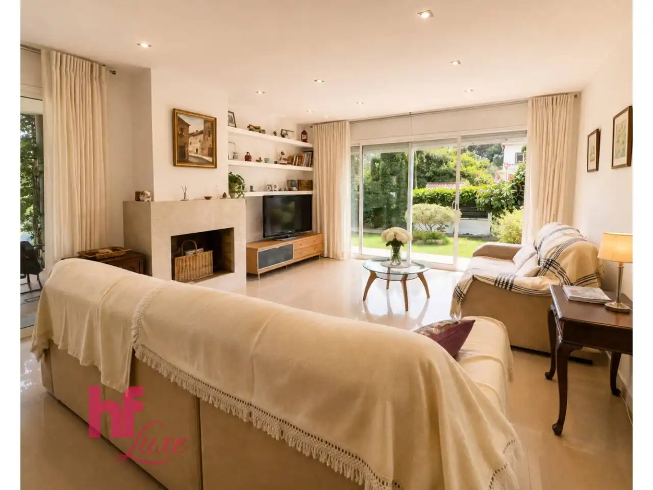 Sala d'estar de Casa o xalet en venda en Cubelles amb Aire condicionat, Calefacció i Jardí privat