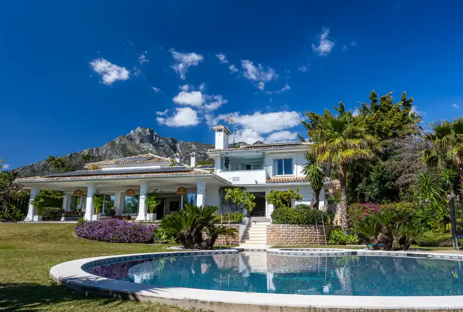 Vista exterior de Casa o xalet de lloguer en Marbella amb Aire condicionat, Jardí privat i Terrassa