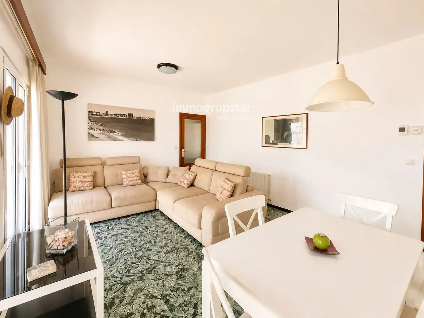Sala de estar de Piso en venta en Palamós con Calefacción, Terraza y Amueblado