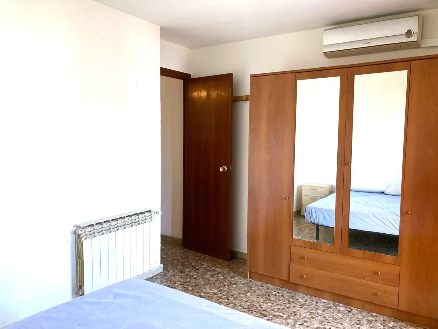Habitación de Ático en venta en L'Hospitalet de Llobregat con Aire acondicionado, Calefacción y Terraza
