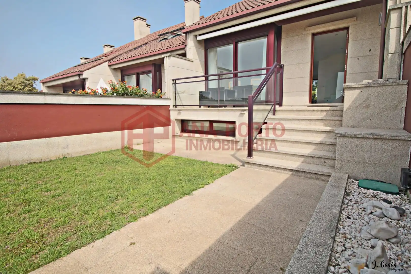 Vista exterior de Casa adosada en venda en O Grove   amb Calefacció, Jardí privat i Parquet