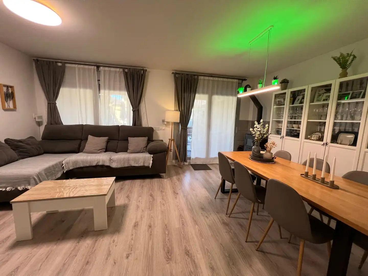 Sala de estar de Casa adosada en venta en Villalbilla con Aire acondicionado, Calefacción y Jardín privado