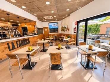 Local comercial en traspàs a Plaça de la Fàbrica