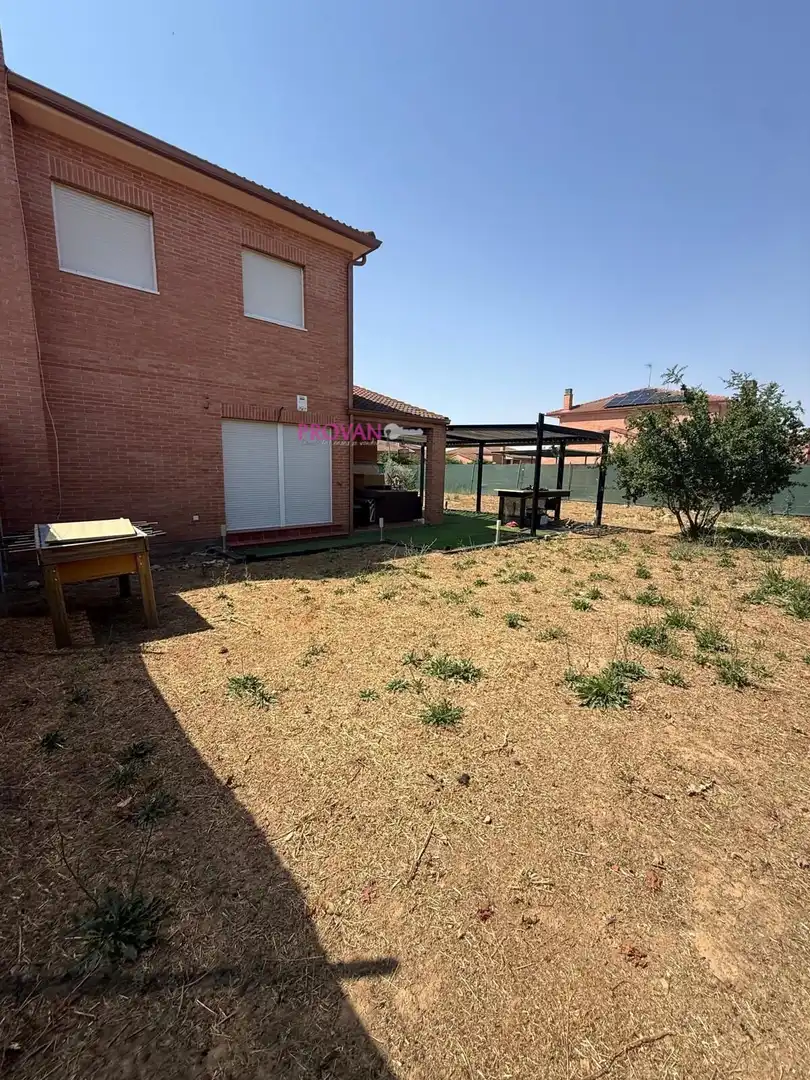 Jardín de Casa adosada en venta en Galápagos con Calefacción y Jardín privado