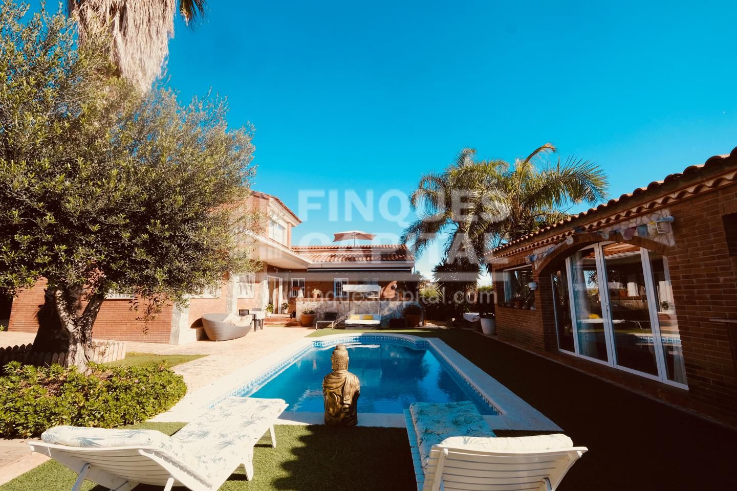 Vista exterior de Casa o xalet en venda en Els Pallaresos amb Aire condicionat, Jardí privat i Parquet