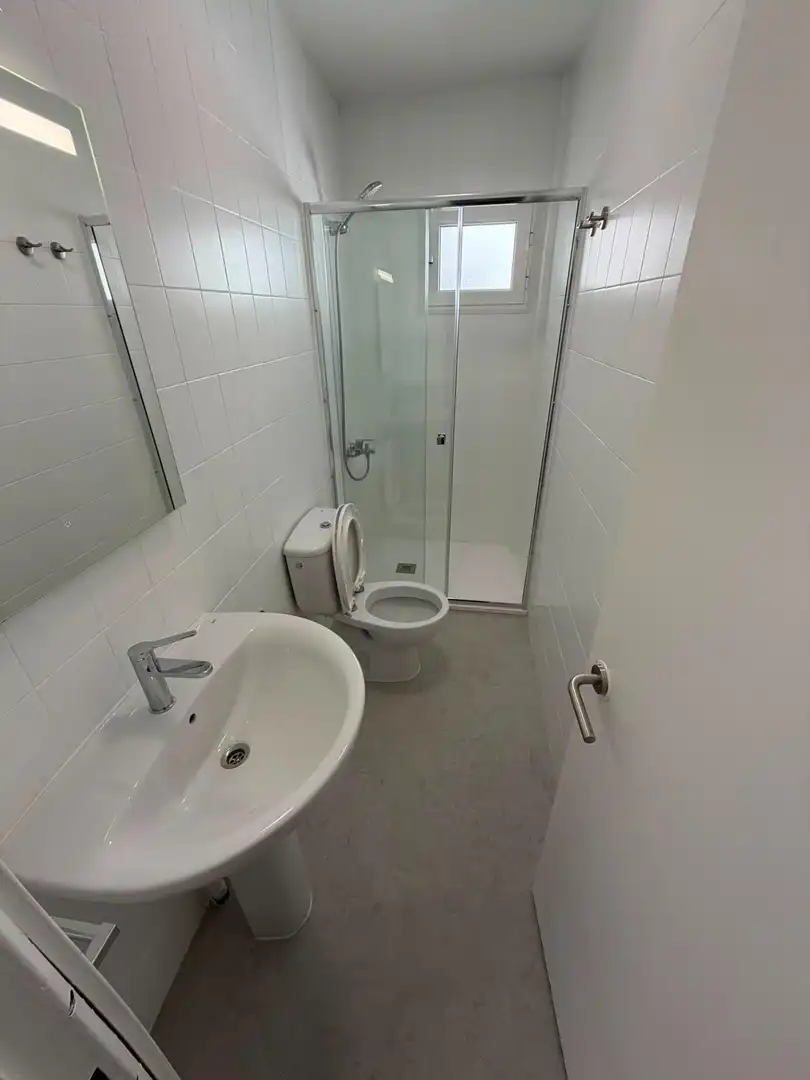 Badezimmer von Wohnung zur Miete in Alicante / Alacant mit Klimaanlage und Balkon