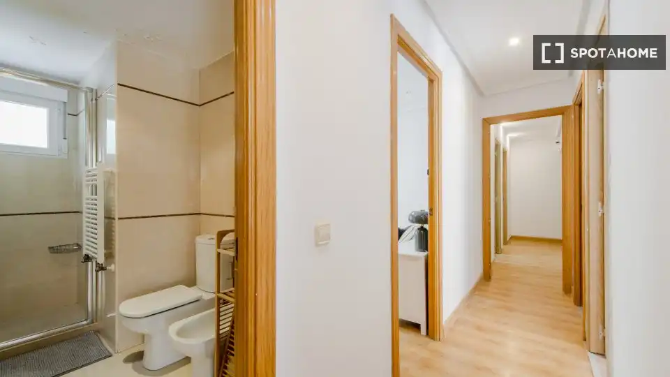 Flat for rent in Madrid  with Air Conditioner, Heating and Furnished