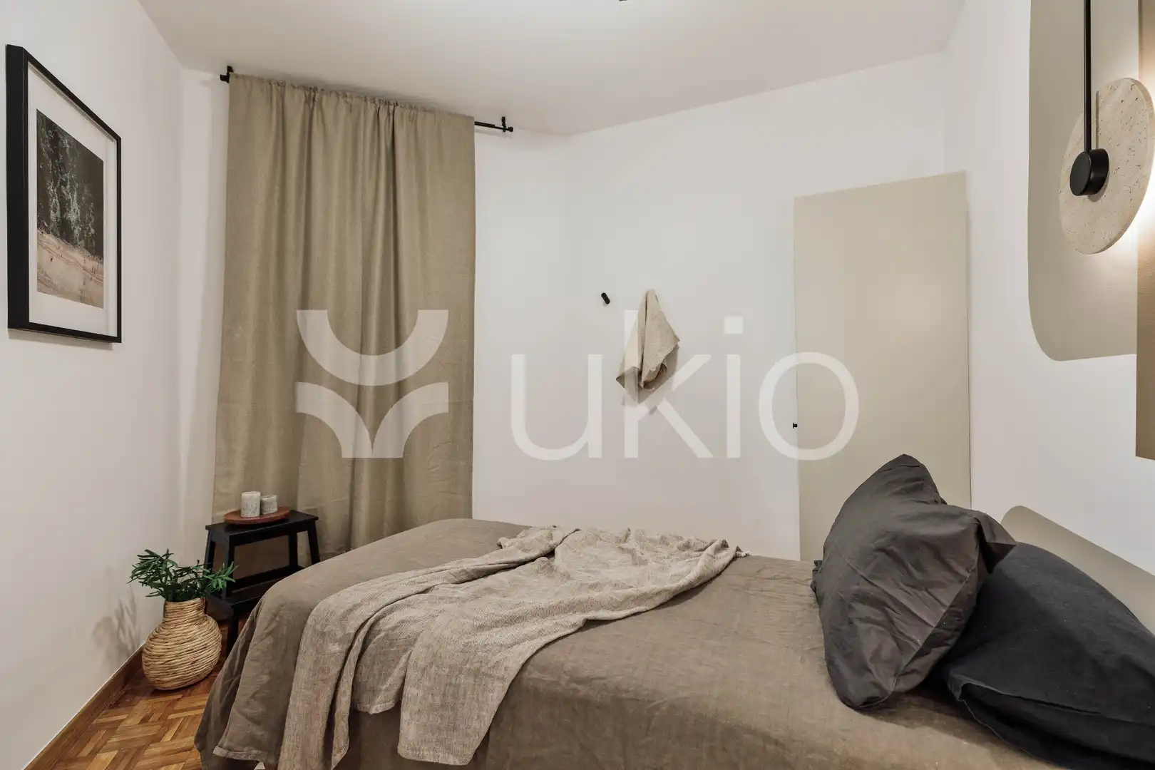 Dormitori de Apartament de lloguer en Barcelona amb Aire condicionat, Calefacció i Moblat