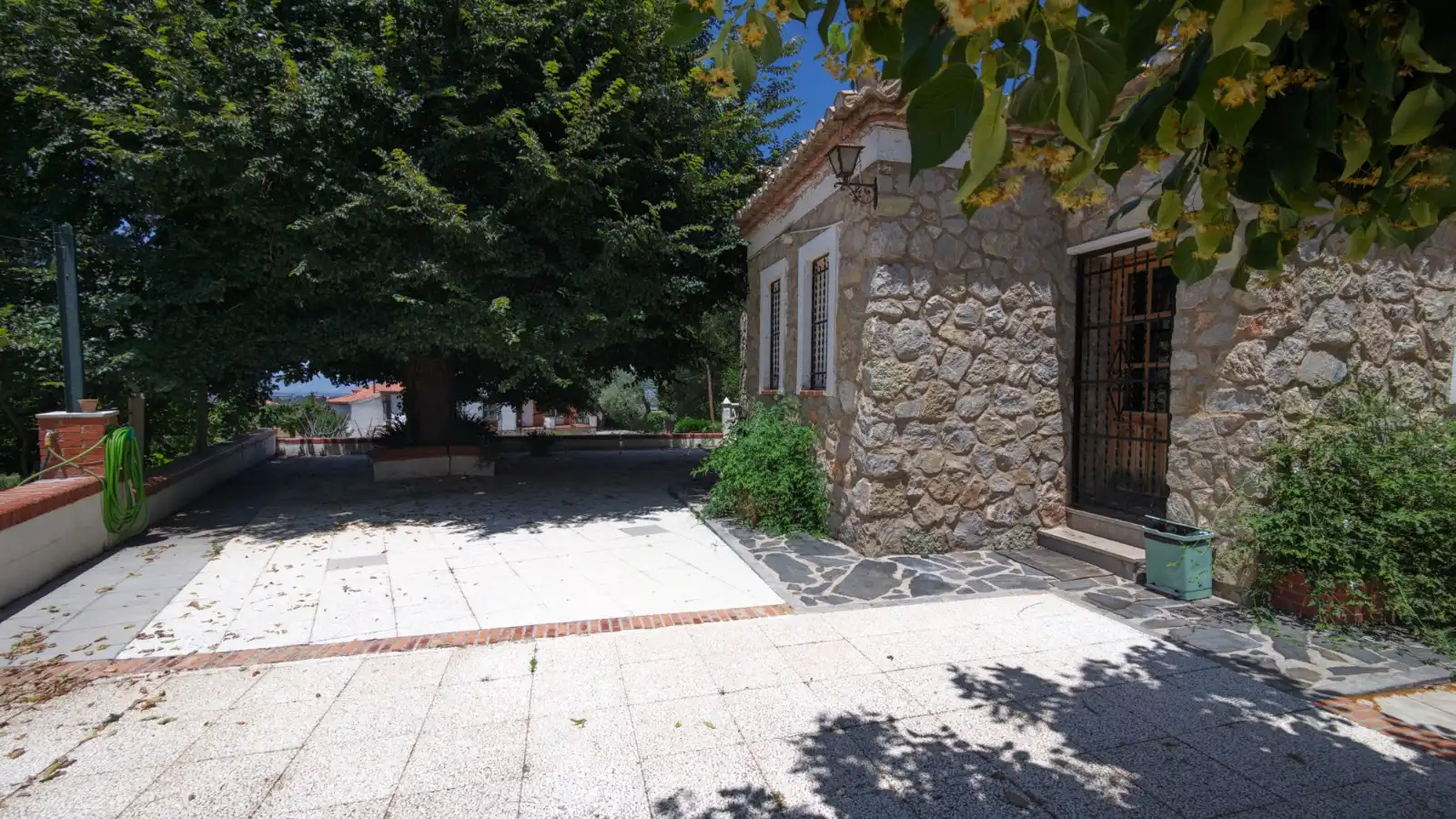 Vista exterior de Casa o xalet en venda en La Zubia amb Aire condicionat, Jardí privat i Traster