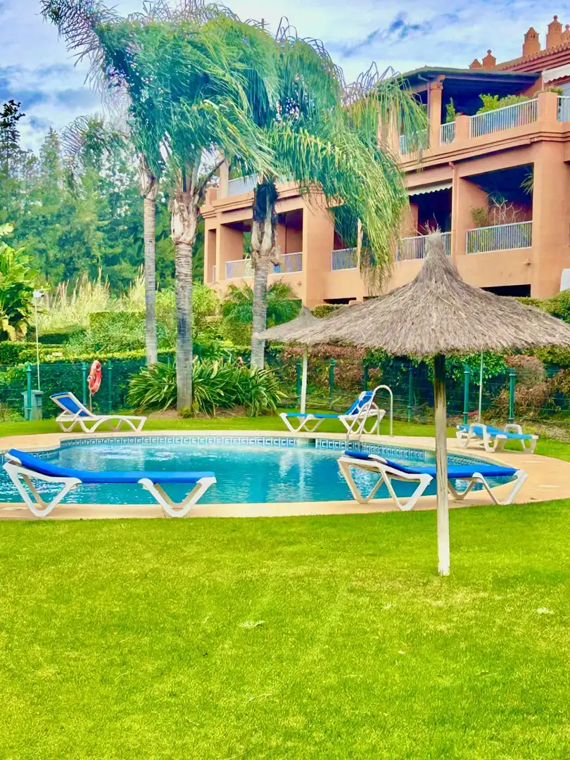 Piscina de Casa adosada en venta en Estepona con Aire acondicionado, Jardín privado y Amueblado