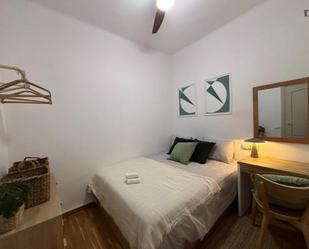 Dormitori de Apartament per a compartir en  Barcelona Capital amb Calefacció, Moblat i Forn