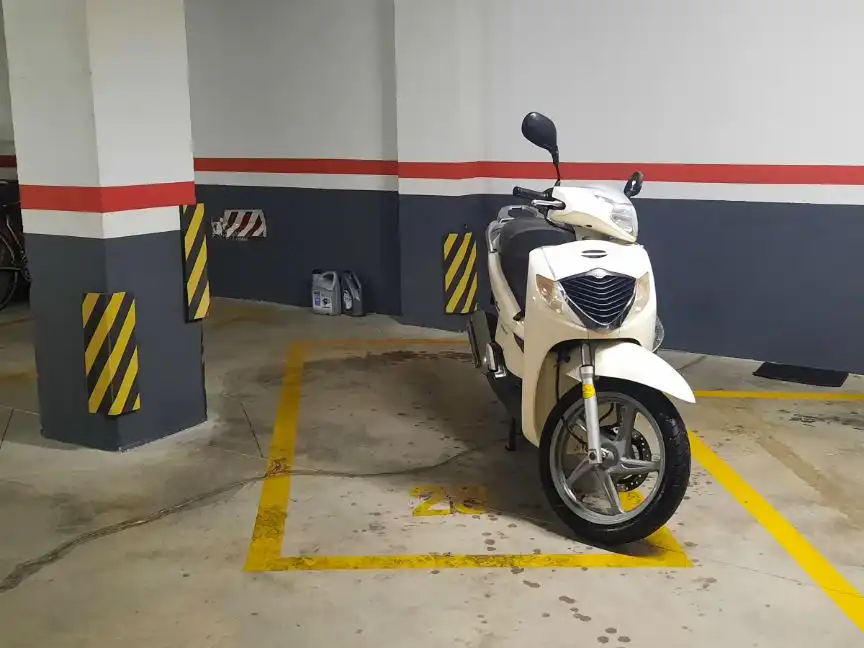 Moto en alquiler en Avinguda de Sant Narcís 18