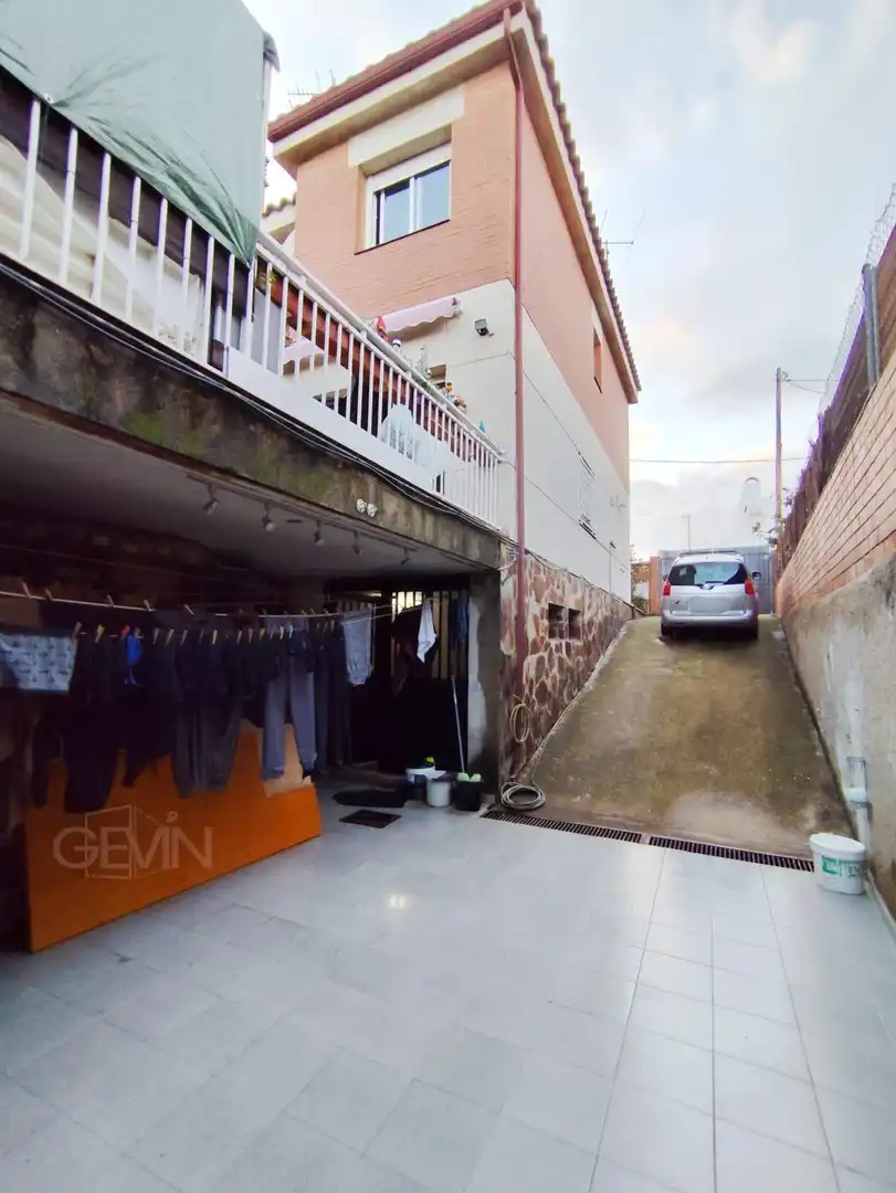 Aparcament de Casa adosada en venda en Santa Perpètua de Mogoda amb Calefacció, Jardí privat i Terrassa