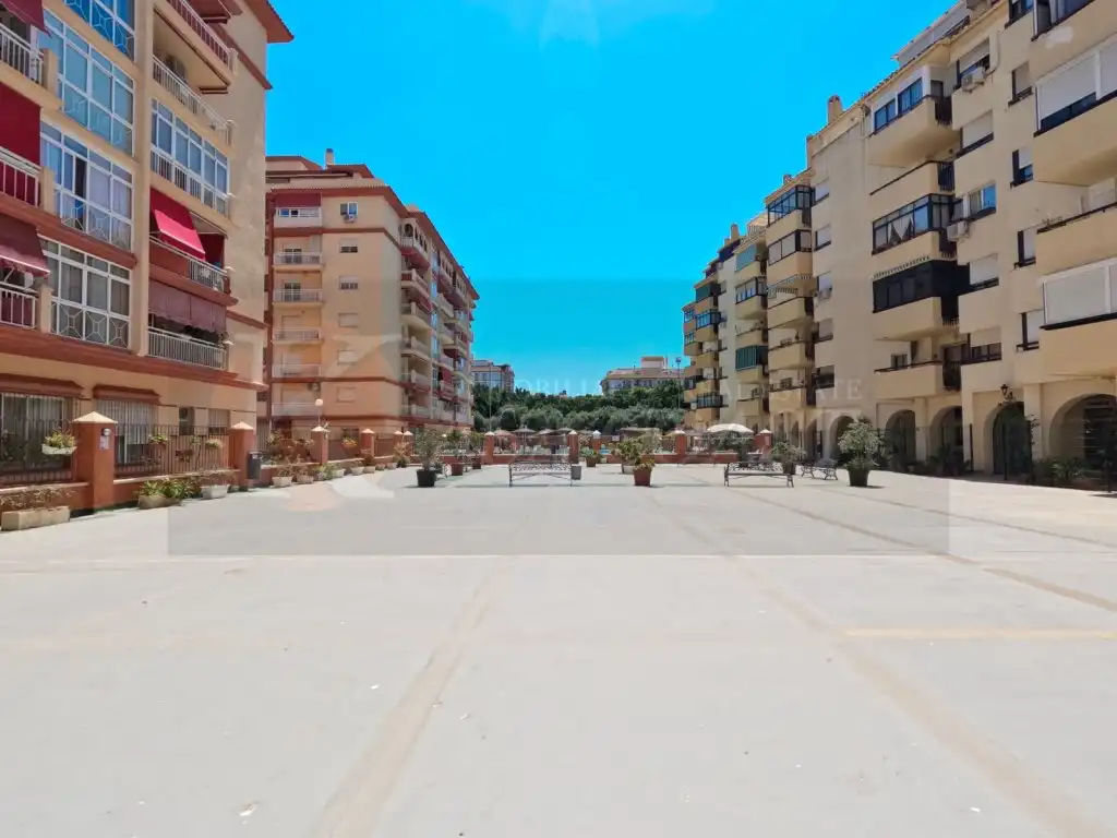 Vista exterior de Pis en venda en Fuengirola amb Terrassa i Piscina comunitària
