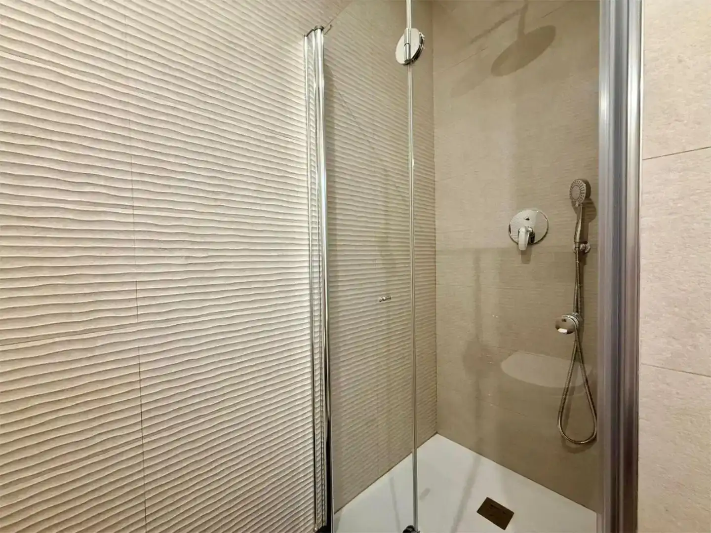 Badezimmer von Wohnung zur Miete in Torrevieja mit Klimaanlage und Schwimmbad