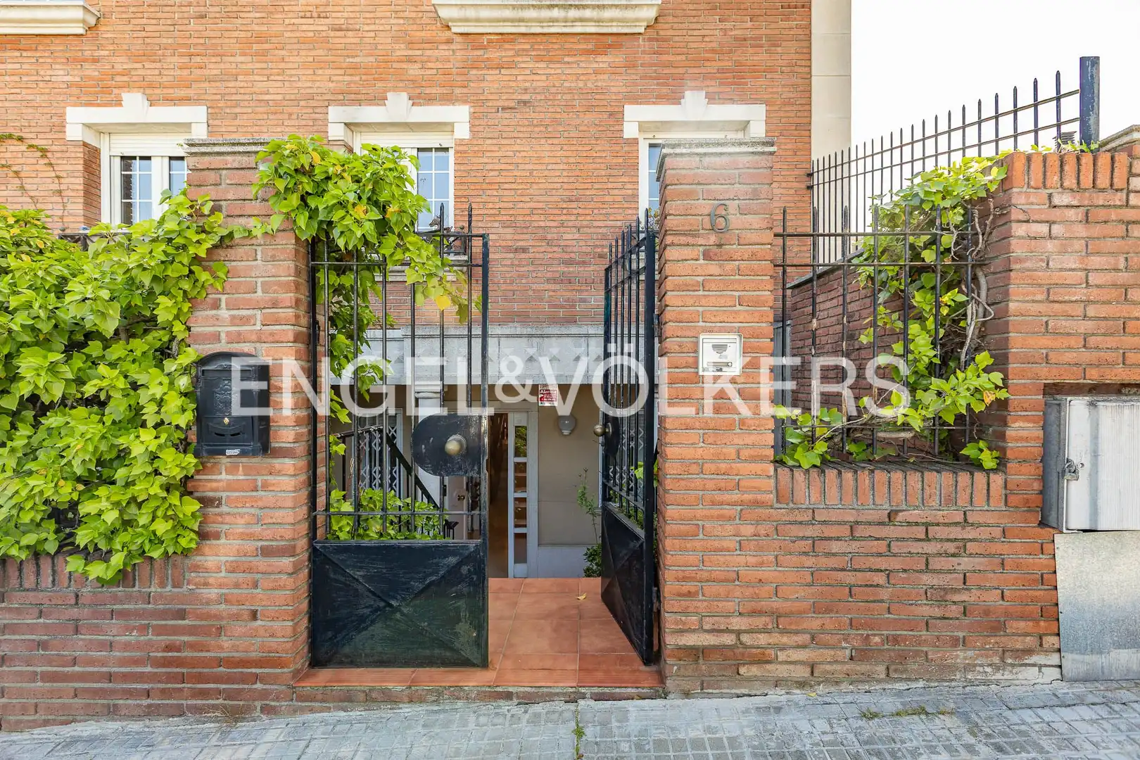 Vista exterior de Casa o xalet en venda en Rubí amb Aire condicionat, Calefacció i Jardí privat