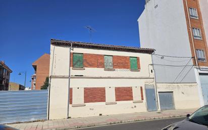 Vista exterior de Casa o xalet en venda en León Capital  amb Calefacció i Jardí privat