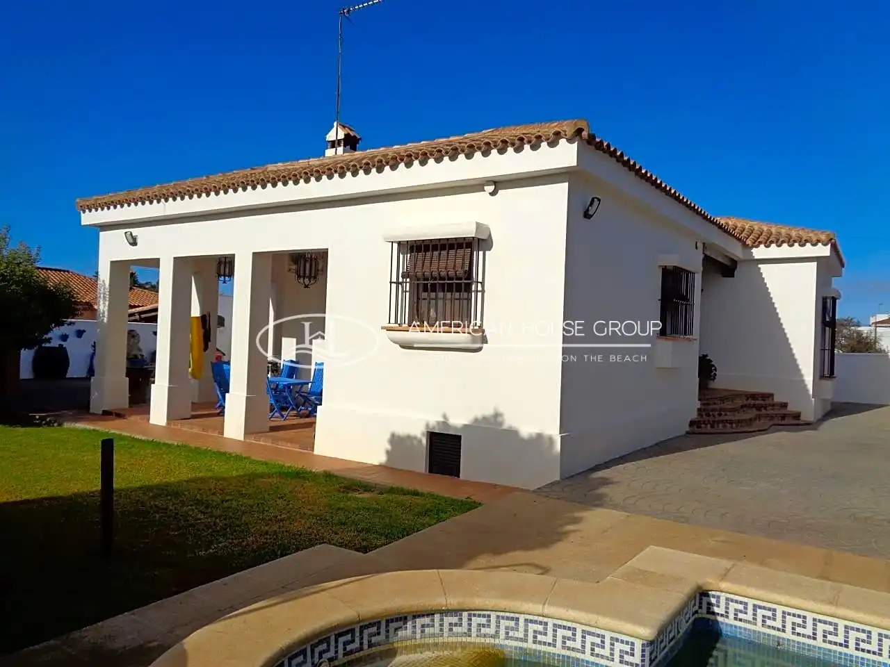 Vista exterior de Casa o xalet en venda en Chiclana de la Frontera amb Aire condicionat, Calefacció i Jardí privat