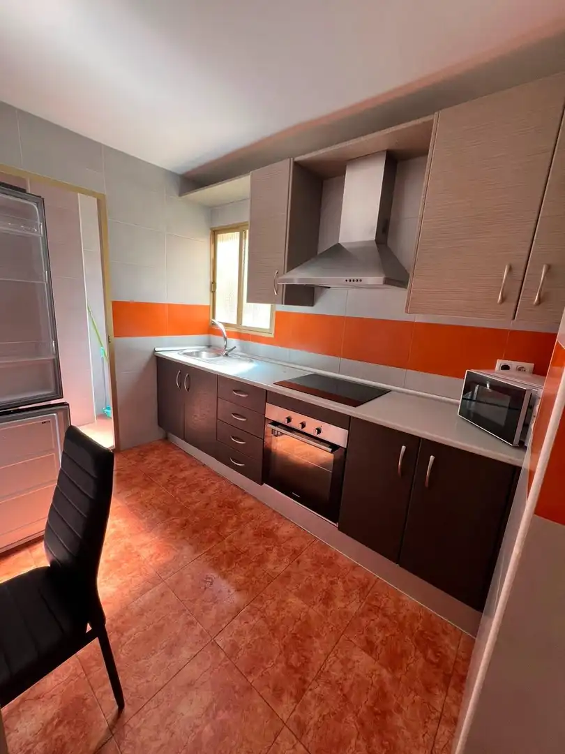 Cuina de Apartament de lloguer en Almería amb Aire condicionat i Moblat