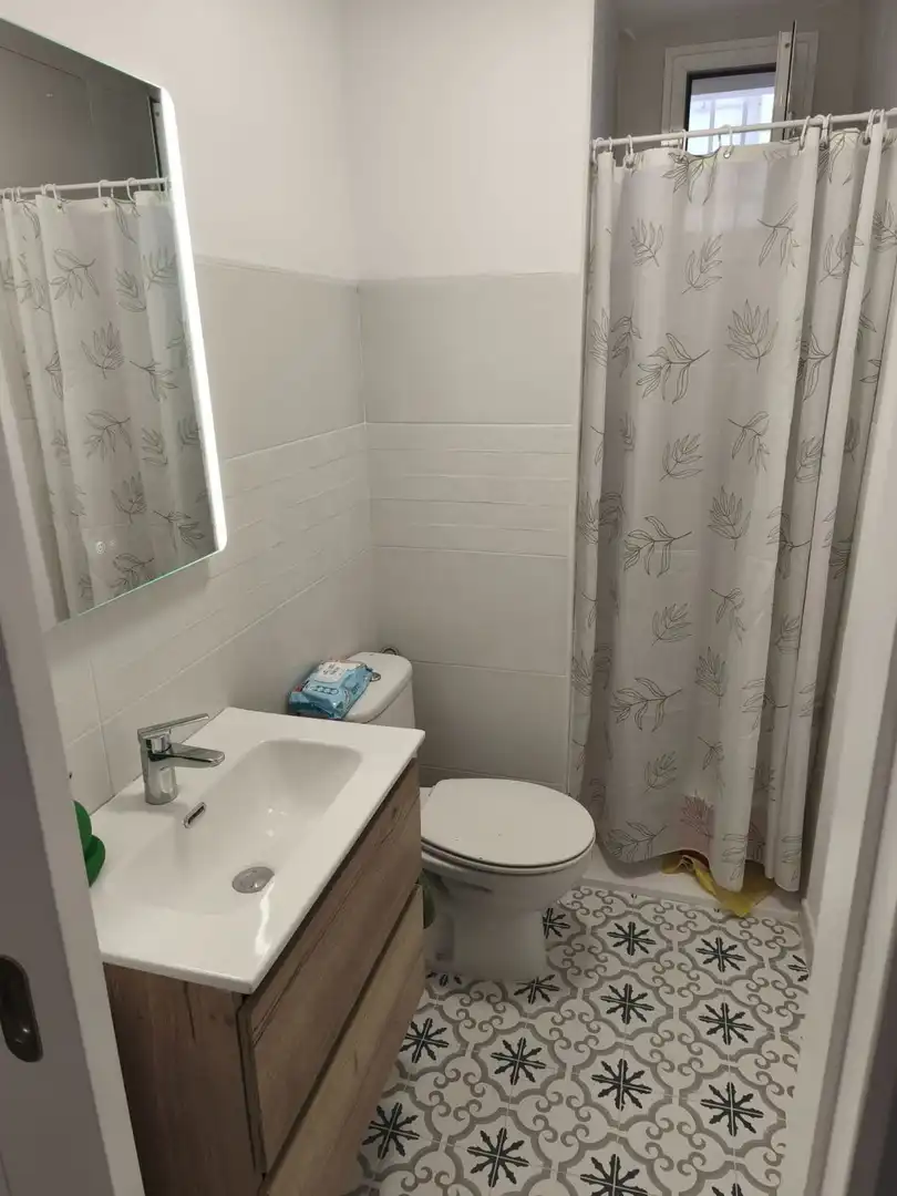 Badezimmer von Wohnung zur Miete in Sevilla mit Klimaanlage, Heizung und Möbliert