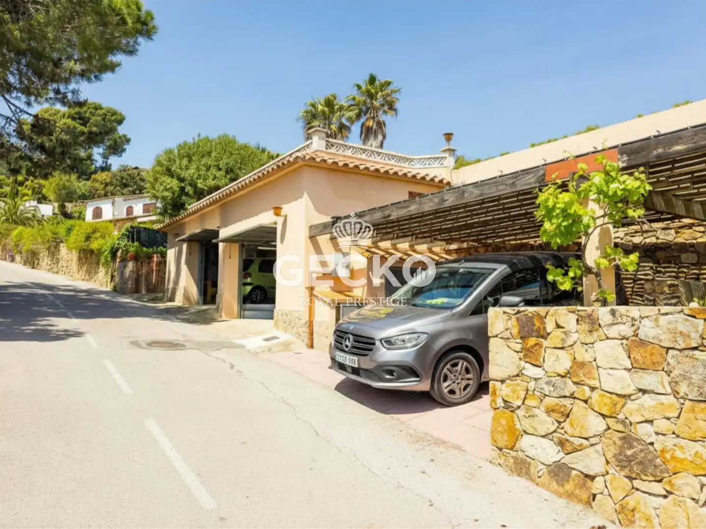 Vista exterior de Casa o xalet en venda en Lloret de Mar amb Calefacció, Jardí privat i Terrassa