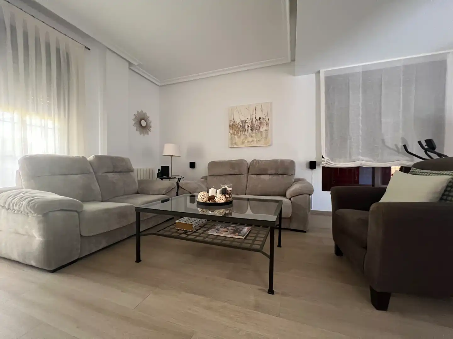 Sala d'estar de Casa adosada en venda en Espartinas amb Aire condicionat, Calefacció i Jardí privat