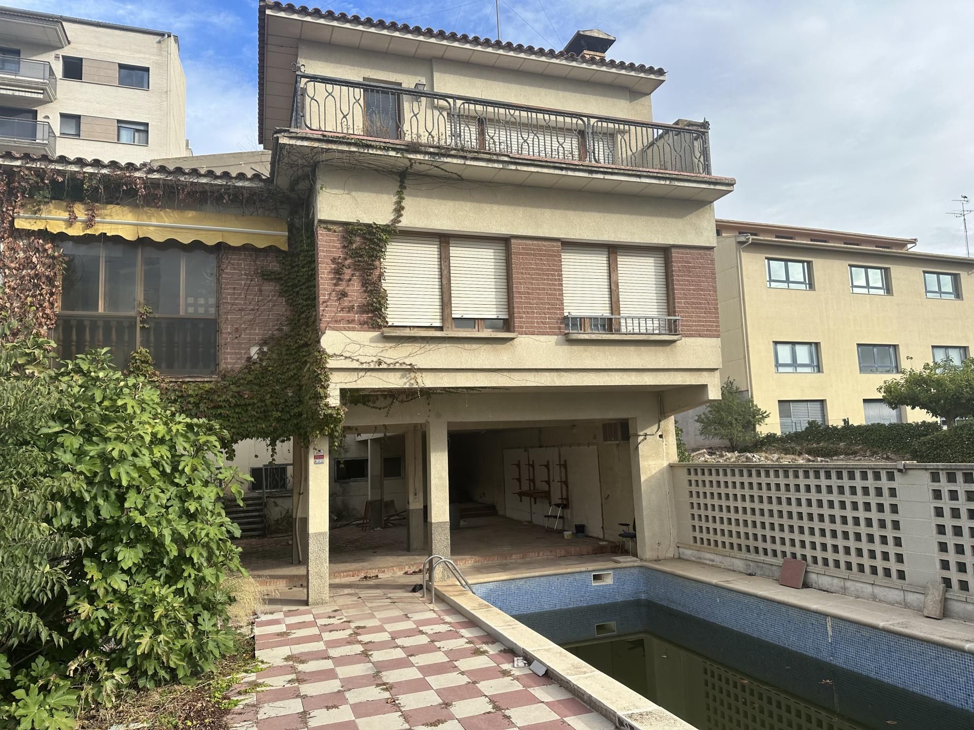 Vista exterior de Casa o xalet en venda en Tàrrega amb Terrassa i Piscina